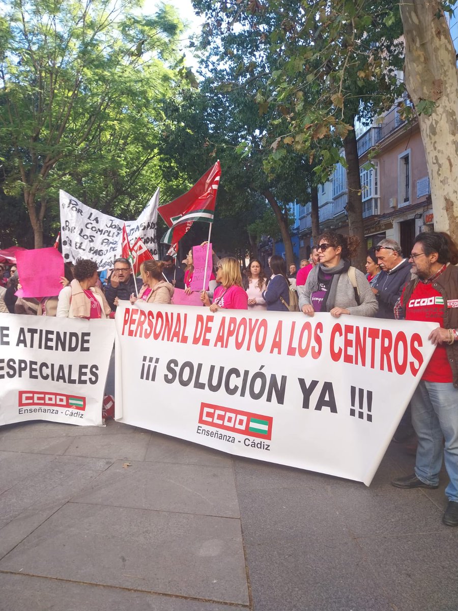 📢Esta mañana en la concentración en #Cádiz La @educaand y la empresa @Osventos_ no les dejan otro camino: ¡SEGUNDA JORNADA DE HUELGA DE LAS PTIS!
💪 ¡Ni un paso atrás hasta que los derechos se cumplan! Aún sin cobrar. La @CadizJunta no responde. #SituaciónLimite 
@CCOOEnseCadiz