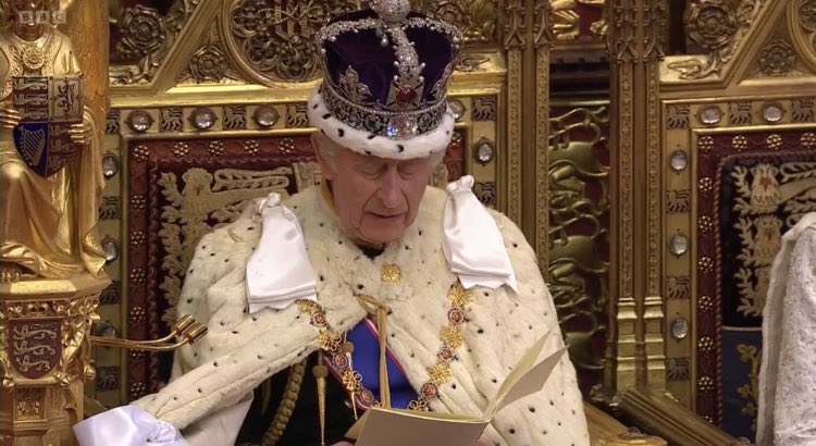 YesCymru's tweet photo. Unprecedented poverty in our times. 

Nothing quite says 'we get it' like a King sat on a golden throne in front of a bejewelled facade.

1 in 3 children in Wales live in poverty and not one word was said to address that.

Westminster doesn’t work for Wales.

#IndyWales 🙏 https://t.co/9taiUJqqkO