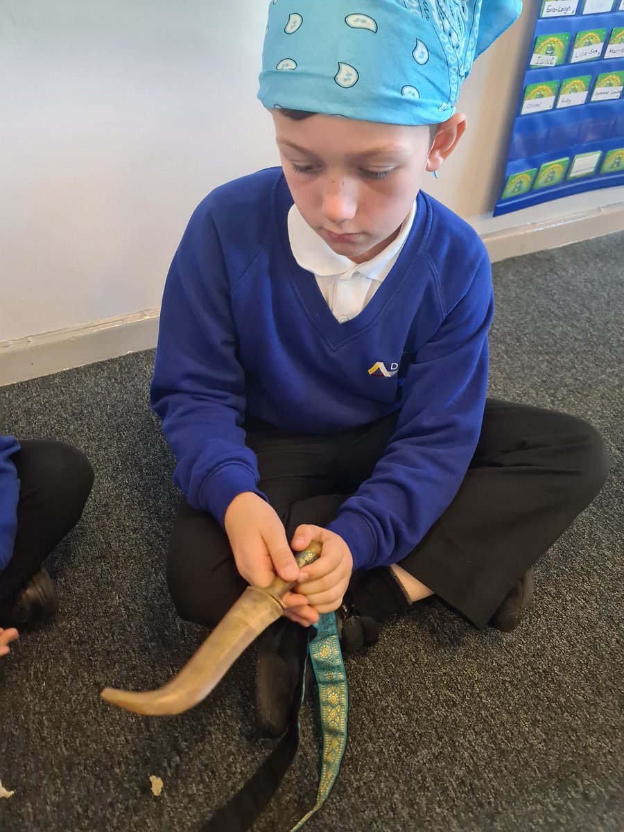 TPAYear3_4CN's tweet photo. We have had a special visitor teaching us this morning - Mrs Singh. We have explored the Sikh faith through testing foods, learning about celebrations, dancing, and looking at artefacts. A fantastic morning! #TPARE @DeltaTheParks https://t.co/bRo5IKpIiN