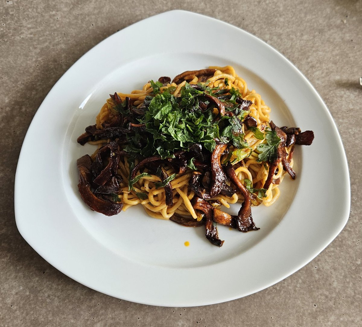 Essen und so ! 

Mit Hack gefüllte Paprikaschoten und Reis für meinen Mann . 

Vegan pulled Meat (Oyster-Mushrooms) with Chili, Miso & Lime Noodles 

#food #foodblog #foodpgotography