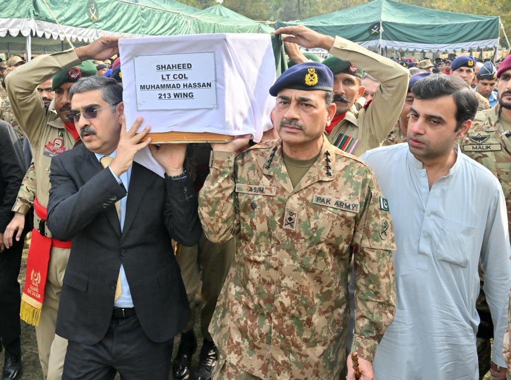soldierspeaks's tweet photo. دو غلیظ اور گھٹیا آدمی شہیدوں کے خون کا فائدہ اٹھانے کے چکر میں اسے سستا کرتے ہوئے، 76 سالہ تاریخ دہرا رہے ہیں۔
حسن حیدر شہید کو سلام اور ان دونوں پر لعنت۔ https://t.co/MpPe7I3mHr