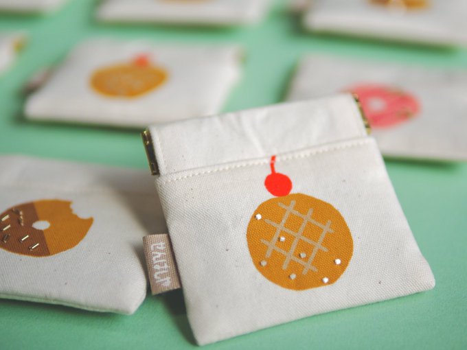#とにかく自信作を見てくれ展シルクスクリーン印刷や刺繍でブックカバーやポーチなど、日常使い出来る作品を作ってますたまにブローチとか! 