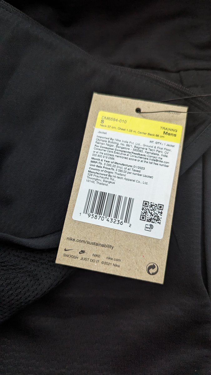 neerajrd19's tweet photo. Ordered a Nike Dri fit jacket frm @myntra and got a FAKE 1. I am quite sure about it. It has a bill says imported by Nike India pvt Ltd with tag. But the article number present on the tag is not one mentioned on https://t.co/Sb8IUGxkTN 
Myntra listed it as genuine. Disappointed https://t.co/skrY17KC8e