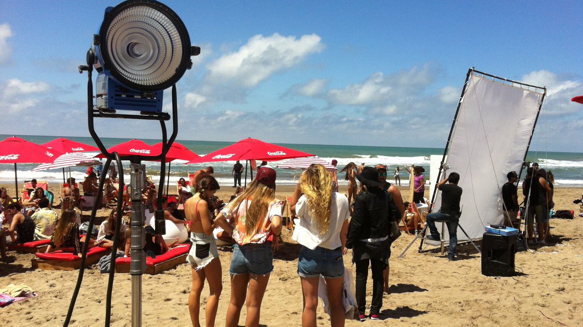 🎬🏜️ Si sos estudiante de una carrera audiovisual, técnico o trabajás en el sector, sumate a la charla de introducción a la gestión de locaciones. Vas a aprender todo sobre preproducción, rodaje, qué se espera de un jefe y asistente de locaciones y más. La capacitación va a estar