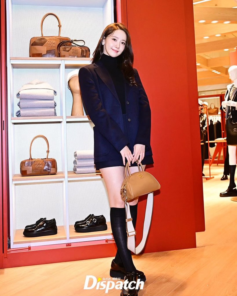 YOONADDICTcom's tweet photo. Perfect look at Miu Miu Pop Up store 💯

#LimYoonA #임윤아 #YoonA #윤아 #YoonAxMiuMiu https://t.co/6x23Za3OYN