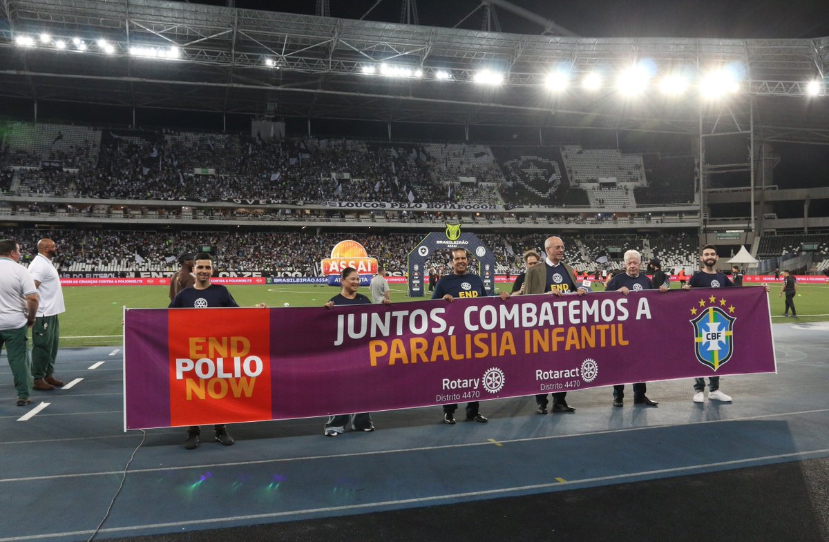 RotaryBrasil's tweet image. Clubes de Rotary e Rotaract de SP e MS organizaram uma parceria com a CBF para levar a campanha contra a polio ao Campeonato Brasileiro. No jogo entre Botafogo e Palmeiras, nossos associados levaram uma faixa para conscientizar as torcidas sobre a importância da vacinação.