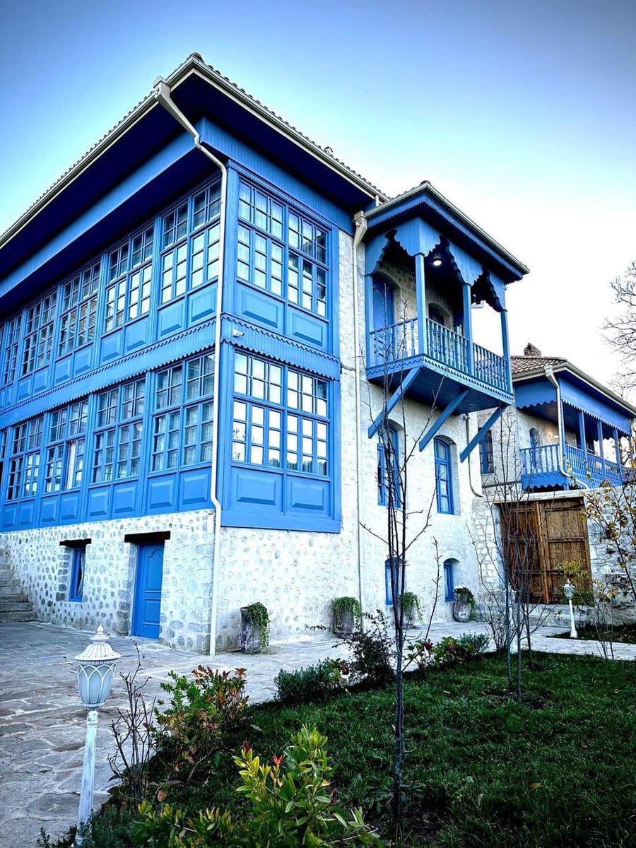 shushacity's tweet image. Təzə məhəllədə yerləşən tarixi tikililər Heydər Əliyev Fondu tərəfindən bərpa edilmiş və bundan sonra Yasəmən butik otel kimi fəaliyyət göstərəcək.