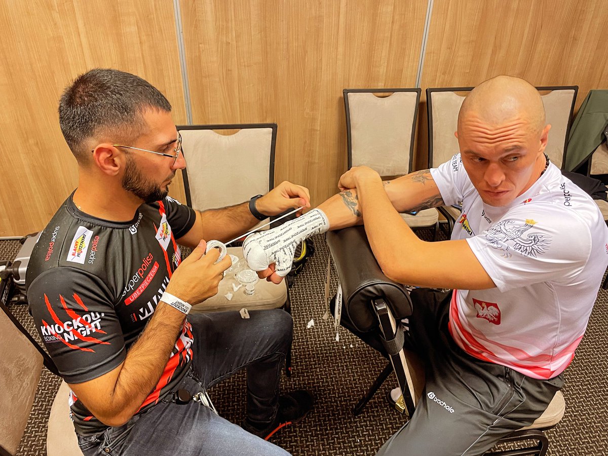crueljohno's tweet photo. Whilst tasked in supervising the opponent Michal Cieslakβs hands being wrapped on Saturday night, it was a pleasure to catch up again with fellow cutman / hand wrapper, Vahagn Petrosyan - a real gentleman & master at his craft.. #Boxing #EuropeanTitle
πZakopane, Poland https://t.co/2vg5NdPHiJ