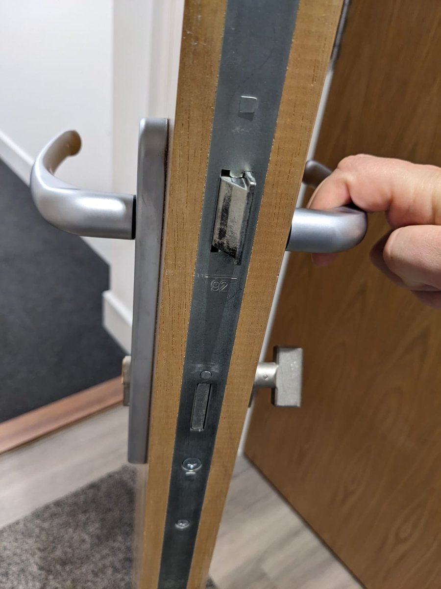 The UK is a mess. There's a cost of living crisis small business are struggling, mortgage rates and interest rates are mad.

However, 100's of 1000's gather and protest Palestine/ Israel?

Maybe we sort our own problems?
Gain access and change lock
#locksmith #Palestine #london