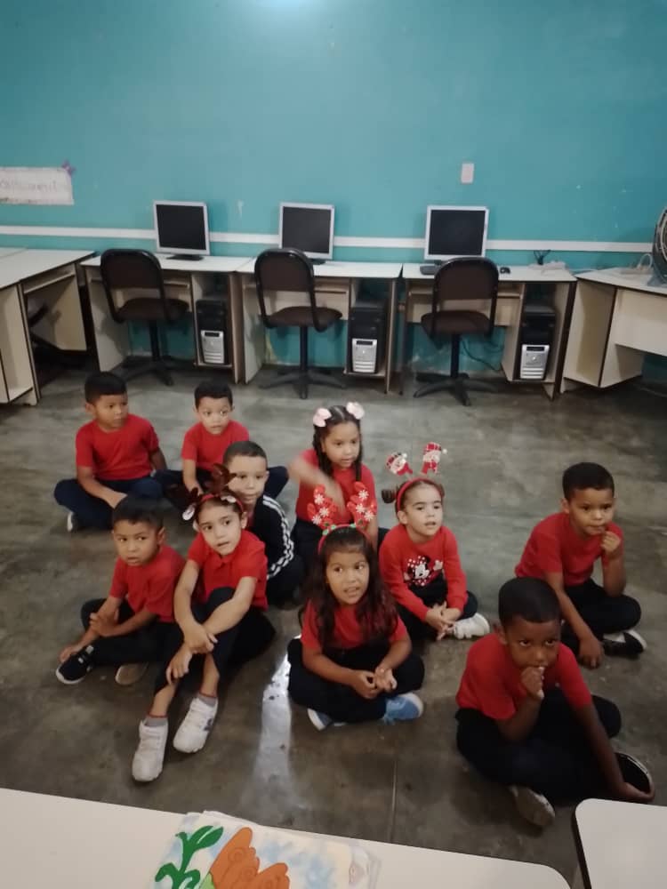 CbitLlaneritos's tweet photo. #Lunes06Nov Cbitllaneritos "BARBARITA DE LA TORRE" videos educativos los colores de mi patria , los valores , aguinaldos inicio de la navidad, proyectos de aprendizaje, abrazo en familia @fundabitguaric2 @MPPEDUCACION @NicolasMaduro https://t.co/CtVtlj26nJ