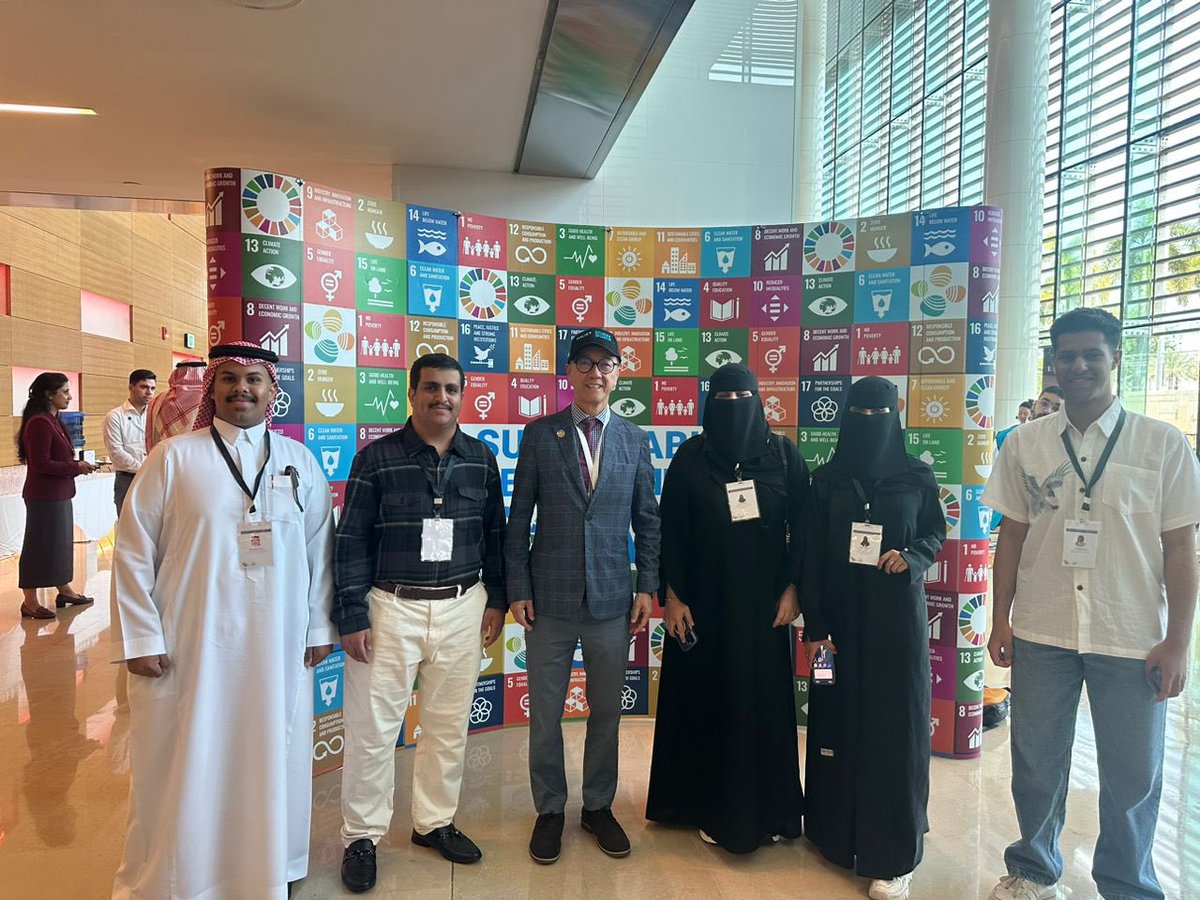FN_Alshehrii's tweet photo. و سُعدت بعرض مشروعنا - Digital Space 🚀-
في ركن جامعة الملك خالد بالتعاون مع فريق Nano angle البحثي وتمثيل ركن جامعتنا مع ثلاث من الطلاب الموهوبين من جامعة الملك خالد ✨🤩🙏!
وسعدنا بـ أخذ صور مع رئيس جامعة الملك عبدالله للعلوم والتقنية Dr. Tony Chan ✨
#SYS2023 https://t.co/jKwnefqkrD