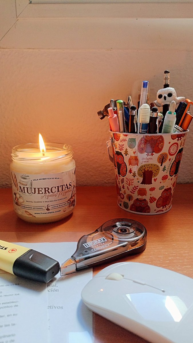 Acaba de llegar mi pedido de <a href="/fireandfable/">FIRE & FABLE ® Velas aromáticas artesanales</a> y ya tengo mi habitación impregnada de un estupendo olor a pastel casero y a pan recién horneado. 
Así sí. 🕯️🥧🥖