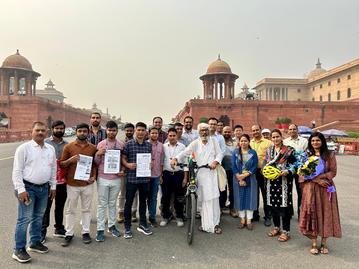 CSSforum_'s tweet image. श्री राजेश कुमार, उप सचिव, आर्थिक कार्य विभाग, वित्त मंत्रालय ने पर्यावरण प्रदूषण के खिलाफ जागरूकता बढ़ाने के लिए आज (7 नवंबर) दिल्ली से अयोध्या तक साइकिल यात्रा शुरू की है।
सीएसएस फोरम पदाधिकारियों ने नॉर्थ ब्लॉक में आज सीएसएस अधिकारी का स्वागत किया और सुरक्षित एवं सफल यात्रा…