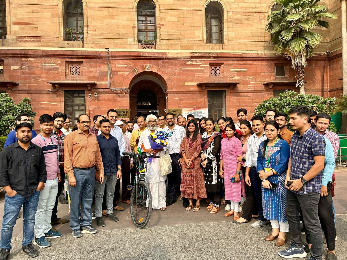 CSSforum_'s tweet image. श्री राजेश कुमार, उप सचिव, आर्थिक कार्य विभाग, वित्त मंत्रालय ने पर्यावरण प्रदूषण के खिलाफ जागरूकता बढ़ाने के लिए आज (7 नवंबर) दिल्ली से अयोध्या तक साइकिल यात्रा शुरू की है।
सीएसएस फोरम पदाधिकारियों ने नॉर्थ ब्लॉक में आज सीएसएस अधिकारी का स्वागत किया और सुरक्षित एवं सफल यात्रा…