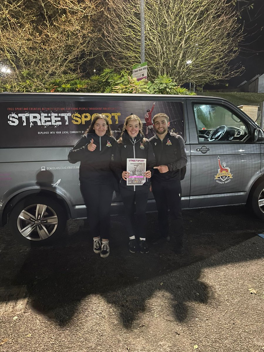 Congratulations to Chloe on receiving her certificate for volunteering a whopping 300 hours with us!🥳 Chloe volunteers regularly at Streetsport sessions across the city and with our youth forum Granite City Speaks. Thank you Chloe for all of your volunteering and hard work! 🤝