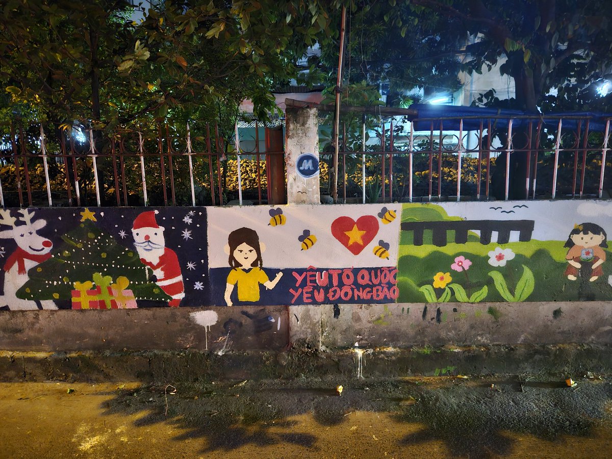 Came across some bee themed street art in Ho Chi Minh City, can any Vietnamese speakers translate it for me?