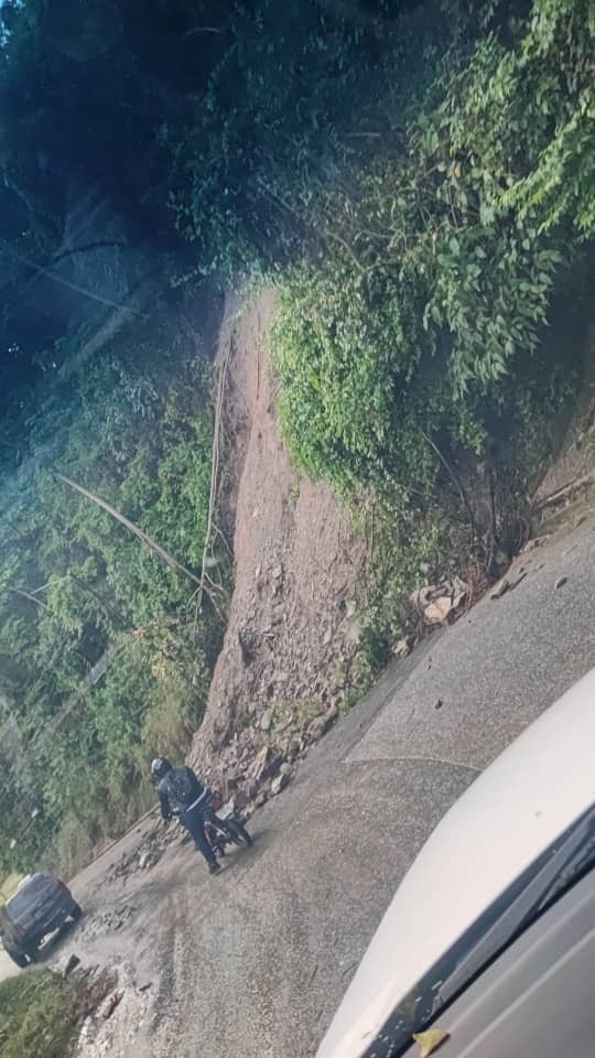 La comunidad de <a href="/ParqueCaiza/">Parque Caiza</a> tiene años exigiendo a <a href="/JoseVRangelA/">José Vicente Rangel A</a> y a <a href="/HectoRodriguez/">Héctor Rodríguez C.</a> la atención #URGENTE de la vía principal y por la falta de solución, hoy más de 7mil familias están en riesgo de quedar incomunicadas.
<a href="/FaroComunitario/">Faro Comunitario</a> <a href="/ElPitazoTV/">El Pitazo</a> <a href="/ChuoTorrealba/">Jesus Chuo Torrealba</a> <a href="/CronicaUno/">Crónica.Uno</a>