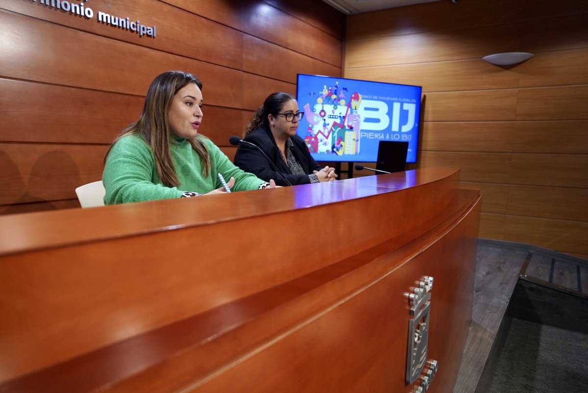 La concejala de <a href="/MalagaJuventud/">Área de Juventud</a>, <a href="/Mmercedesmartin/">Mercedes Martín</a>, junto a la coordinadora del <a href="/IAJuventud/">Instituto Andaluz de la Juventud</a>, Alba Ortiz, ha presentado hoy los programas de talleres y actividades para jóvenes que ofrecen más de 300 plazas durante este otoño