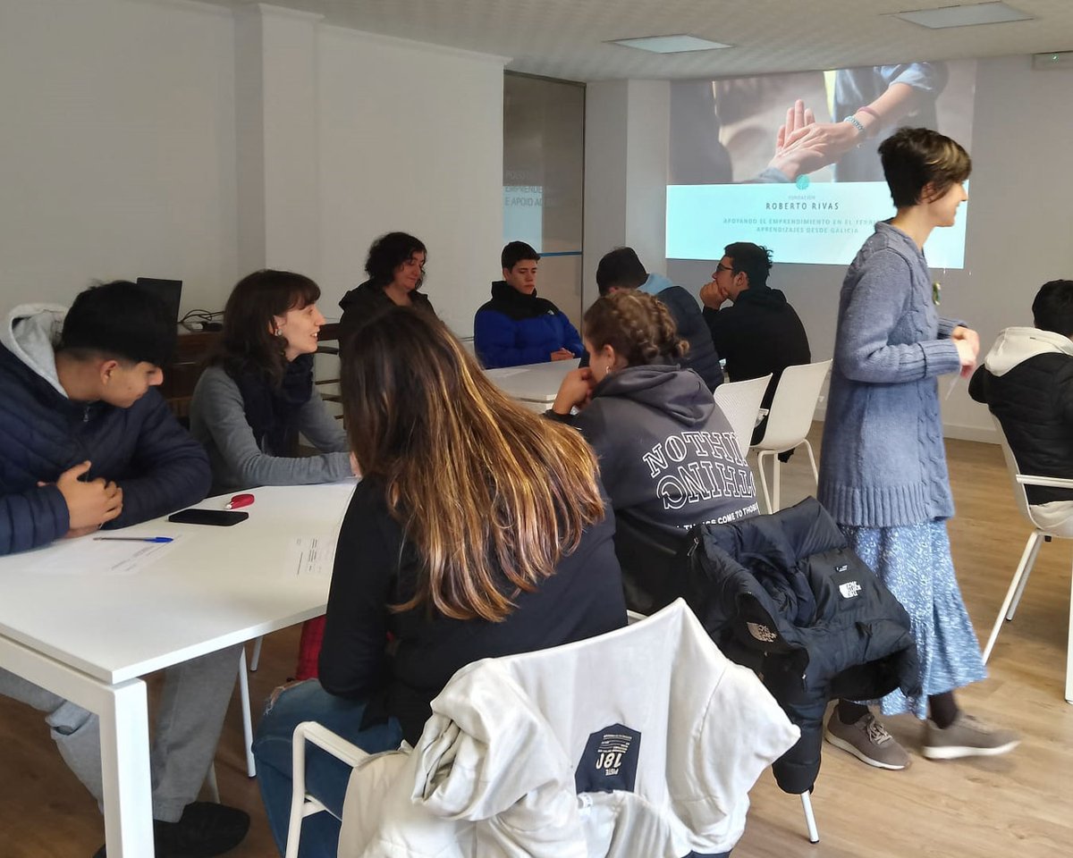 rr_fundacion's tweet image. ✨¡Día de inspiración y conexión en #LaModaRuralLab! ✨

Hoy nos acompañaron estudiantes de #formación profesional del IES Pintor Colmeiro de #Silleda.

Estos encuentros están en el corazón de nuestra misión 💚: conectar futuro y tradición, #emprendimiento y #desarrollolocal.