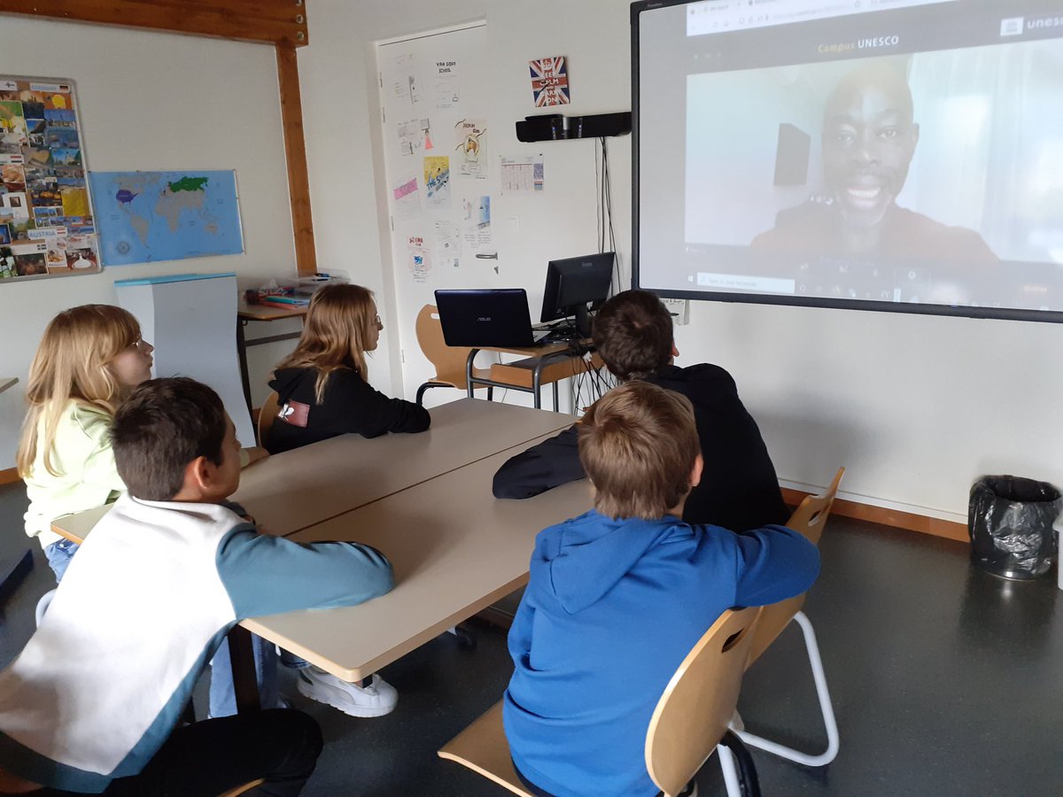 collegevangogh's tweet photo. Dans le cadre du 70ème anniversaire du réseau des écoles associées de l'UNESCO, les collégiennes et collégiens qui animent la webradio @EcoRadio_VVG  participent au #CampusUNESCO sur le thème #AgirPourLaPaix. https://t.co/O2rRoBILS4