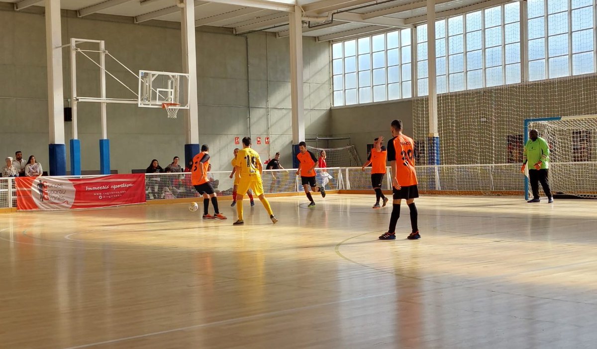 cegirones's tweet photo. 💥 Primera jornada de la Lliga de #FutbolSala dels Consells Esportius de #Girona al pavelló municipal de #SantJuliàdeRamis

Com a amfitrions #ElsJoncs i la participació de @grupFRN @cagarrotxa  

Som-hi equips!  🙌

#inclusió #esport #valors #ceg23_24 https://t.co/iIgS76kGgv