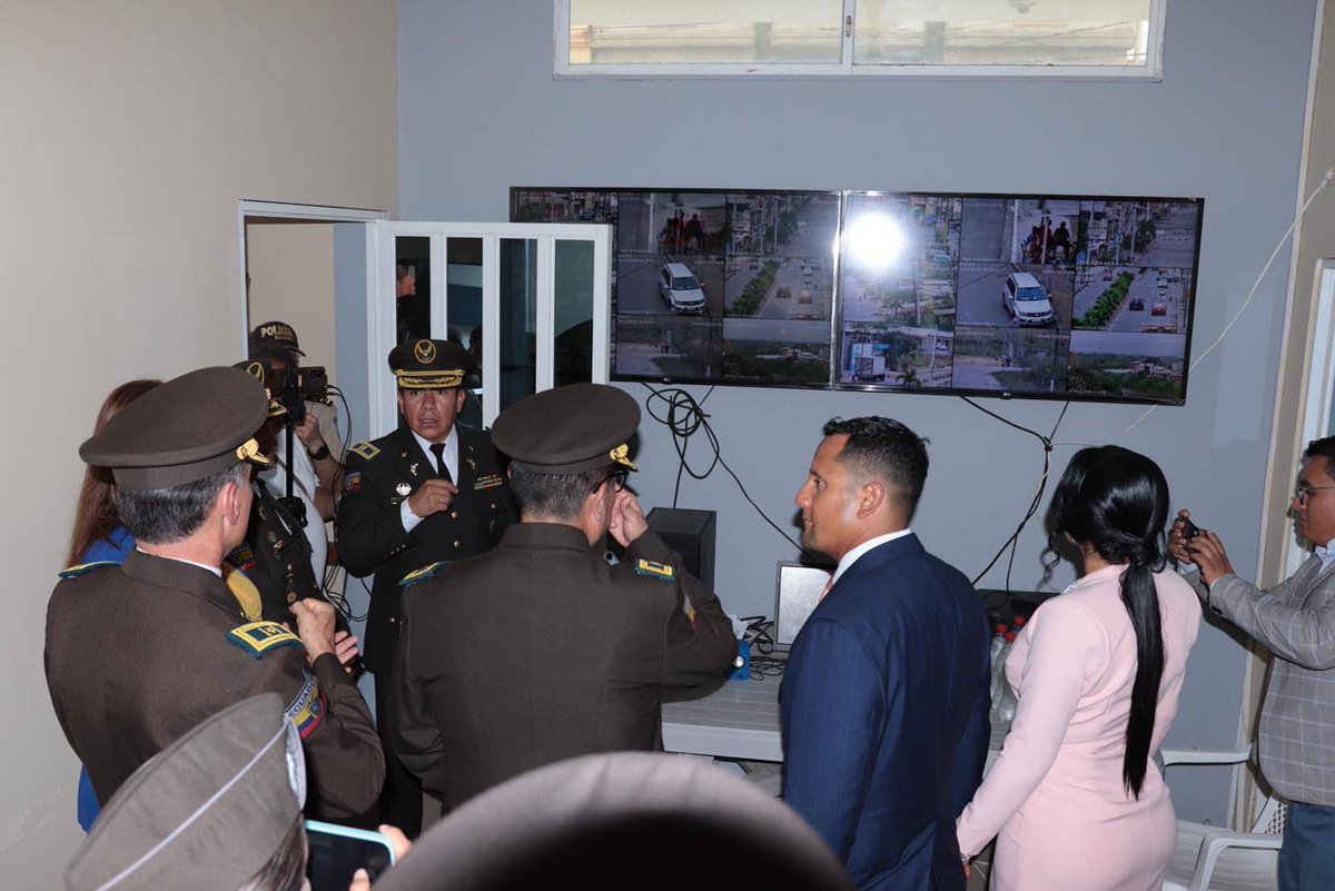 Larry_vite's tweet photo. ENTREGA DE LA REMODELACIÓN, CONSTRUCCIÓN Y AMPLIACIÓN DEL DISTRITO  DE POLICÍA SANTA ROSA Nº6

SALA DE MONITOREO DE UNIDADES DE POLICÍAS COMUNITARIAS (UPC)
#LAseguridad

Con la presencia del Comandante General de la @PoliciaEcuador ,  Cesar Augusto Zapata Correa; https://t.co/YnRVGkrFoQ