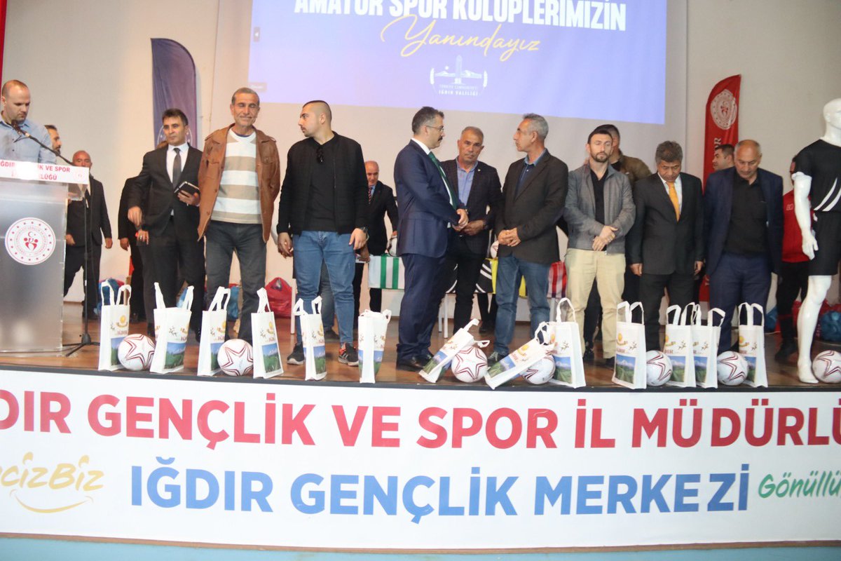 IgdirGM's tweet photo. Valimiz Sn. Ercan TURAN ‘ın katılımıyla Amatör Spor Kulüpleri Federasyonu’na üye 20 kulübümüze spor malzemeleri dağıtım törenini gerçekleştirdik.

Kulüplerimize, gençlerimize desteğimizi sürdürmeye devam edeceğiz.
Tüm kulüplerimize ve sporcularımıza başarılar diliyoruz.⚽️🎽 https://t.co/p7r0GusMh1