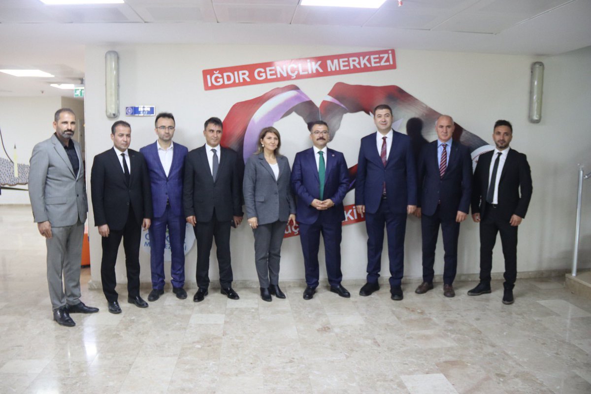 IgdirGM's tweet photo. Valimiz Sn. Ercan TURAN ‘ın katılımıyla Amatör Spor Kulüpleri Federasyonu’na üye 20 kulübümüze spor malzemeleri dağıtım törenini gerçekleştirdik.

Kulüplerimize, gençlerimize desteğimizi sürdürmeye devam edeceğiz.
Tüm kulüplerimize ve sporcularımıza başarılar diliyoruz.⚽️🎽 https://t.co/p7r0GusMh1
