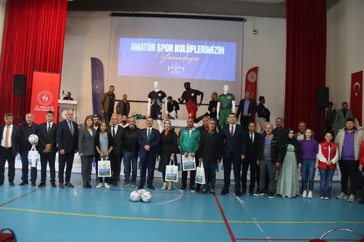 IgdirGM's tweet photo. Valimiz Sn. Ercan TURAN ‘ın katılımıyla Amatör Spor Kulüpleri Federasyonu’na üye 20 kulübümüze spor malzemeleri dağıtım törenini gerçekleştirdik.

Kulüplerimize, gençlerimize desteğimizi sürdürmeye devam edeceğiz.
Tüm kulüplerimize ve sporcularımıza başarılar diliyoruz.⚽️🎽 https://t.co/p7r0GusMh1