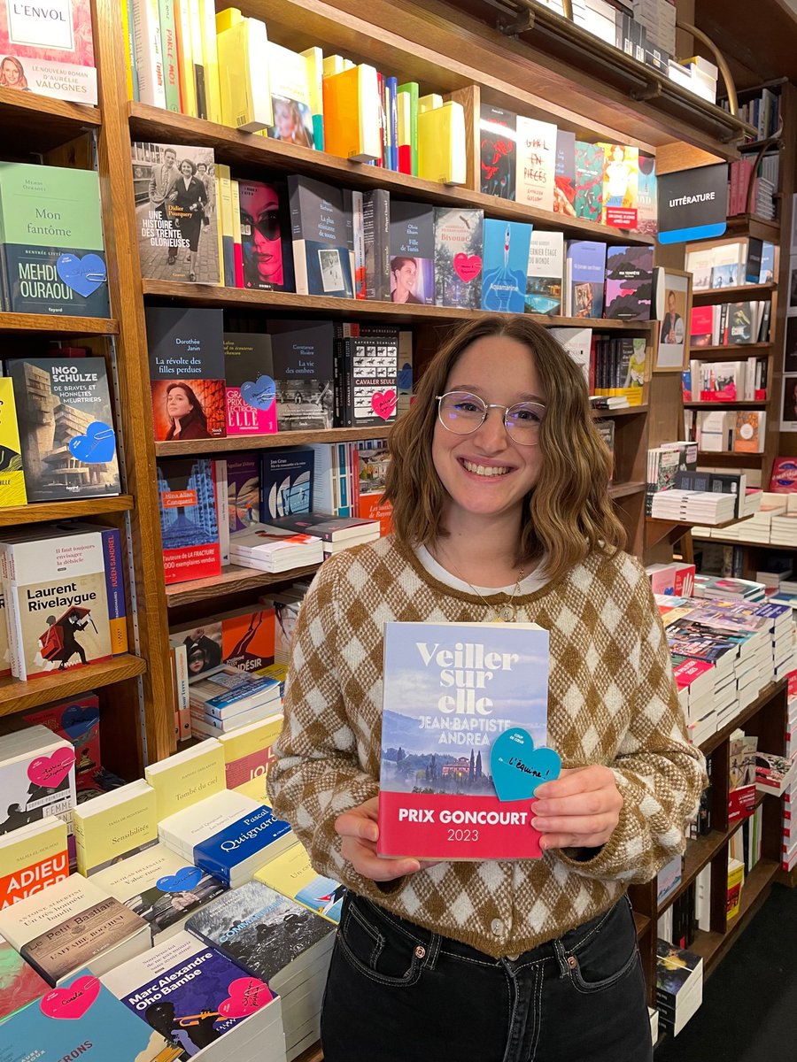 [PRIX GONCOURT 2023🏆📖😍 ]
Il y a de la joie ! J.B. Andrea, notre Prix Coiffard 2021 pour "Des diables et des saints" vient d'être récompensé par le Prix Goncourt 🥳JB Andrea sera à la librairie le 28.11 à 19h, pensez à réserver votre place ! <a href="/Ed_Iconoclaste/">Les Éditions de l’Iconoclaste</a> <a href="/AcadGoncourt/">Académie Goncourt</a>