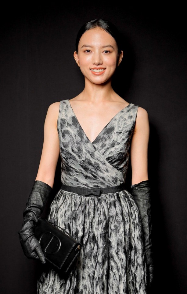 asian_study's tweet photo. 哇 太漂亮了~😍✨
她看起来像奧黛麗赫本!氣氛很像👍️✨👗
 “回來了莫奈”這部讓連續劇她成為了明星~🌟我也想看看一次!!🥰
#清原果耶 #回來了莫奈 #奧黛麗赫本 #人氣女星 #女星 #追星 #AudreyHepburn   
#supportingmyfave #actress #おかえりモネ #人気女優 #推し活 #きよはらかや 
#키요하라과야 https://t.co/xkNvQBqhGX