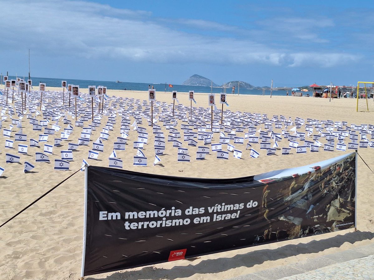 GonenYonatan's tweet photo. Copacabana beach, Rio de Janeiro, Brazil 🇮🇱🇧🇷

1400 Israeli flags in memory of the 1400 victims of the terror attack. https://t.co/CD5jmi43Gb