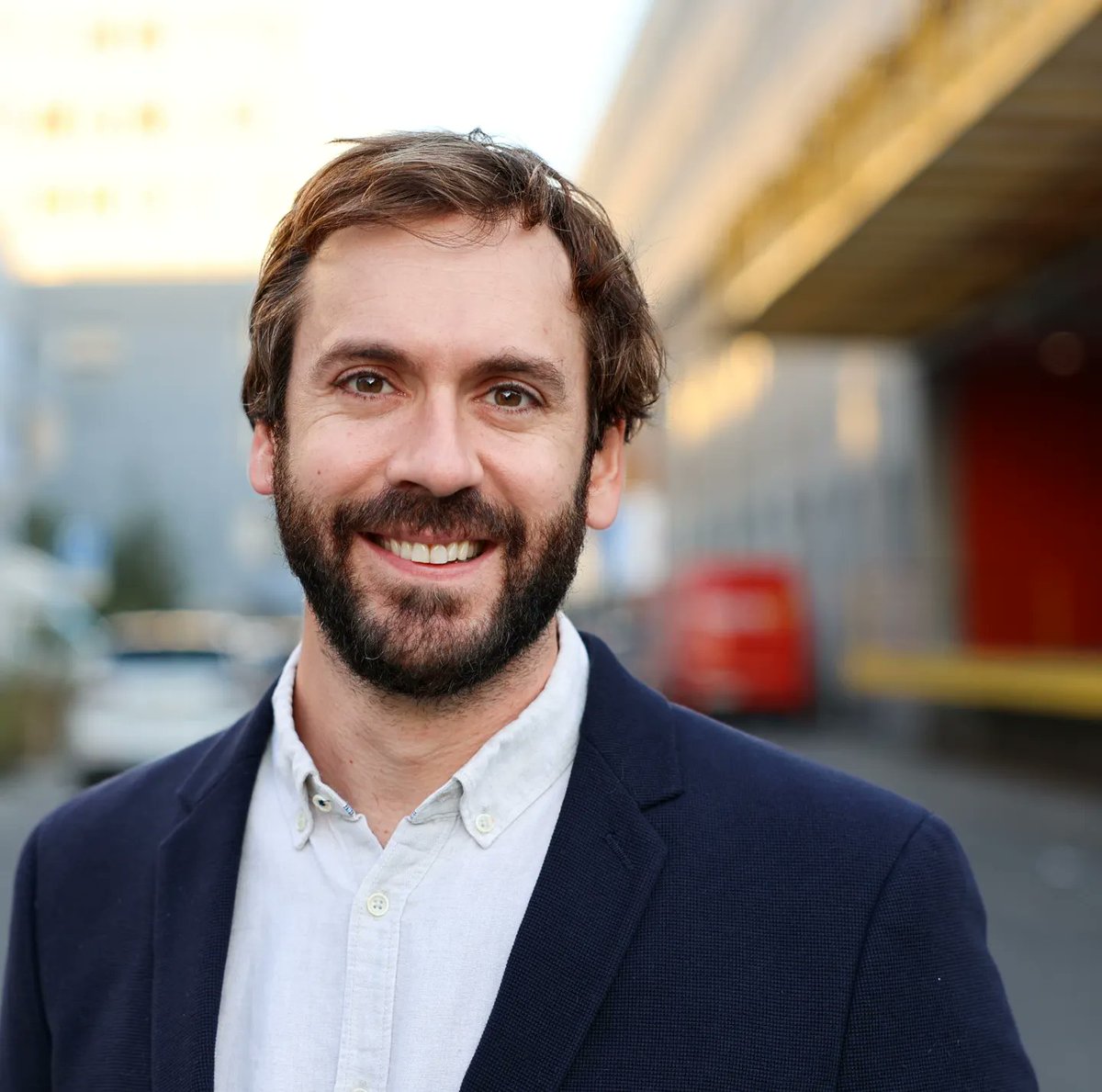 Association MUST tweet media