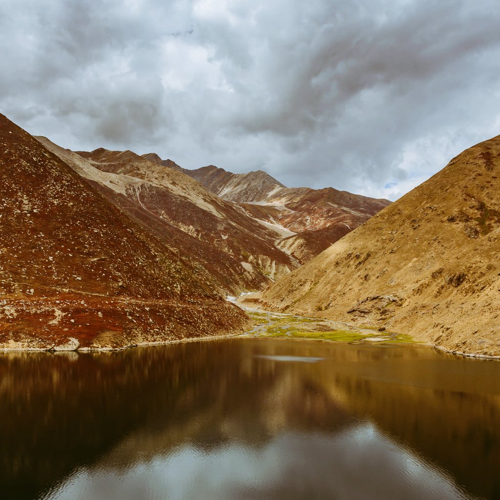 abbasiam77's tweet photo. Capturing the rarest of moments, where the Himalayas shed their snowy shroud and Lulusar Lake of Kaghan Valley reflects its glory. 🏔️🍂 
#NationalParks #TwitterNatureCommunity #Himalayas #adventure #mountains #Autumn #lulusar #nature #lake #kaghan #valley #photography #beautiful https://t.co/ONd4PSE7pk