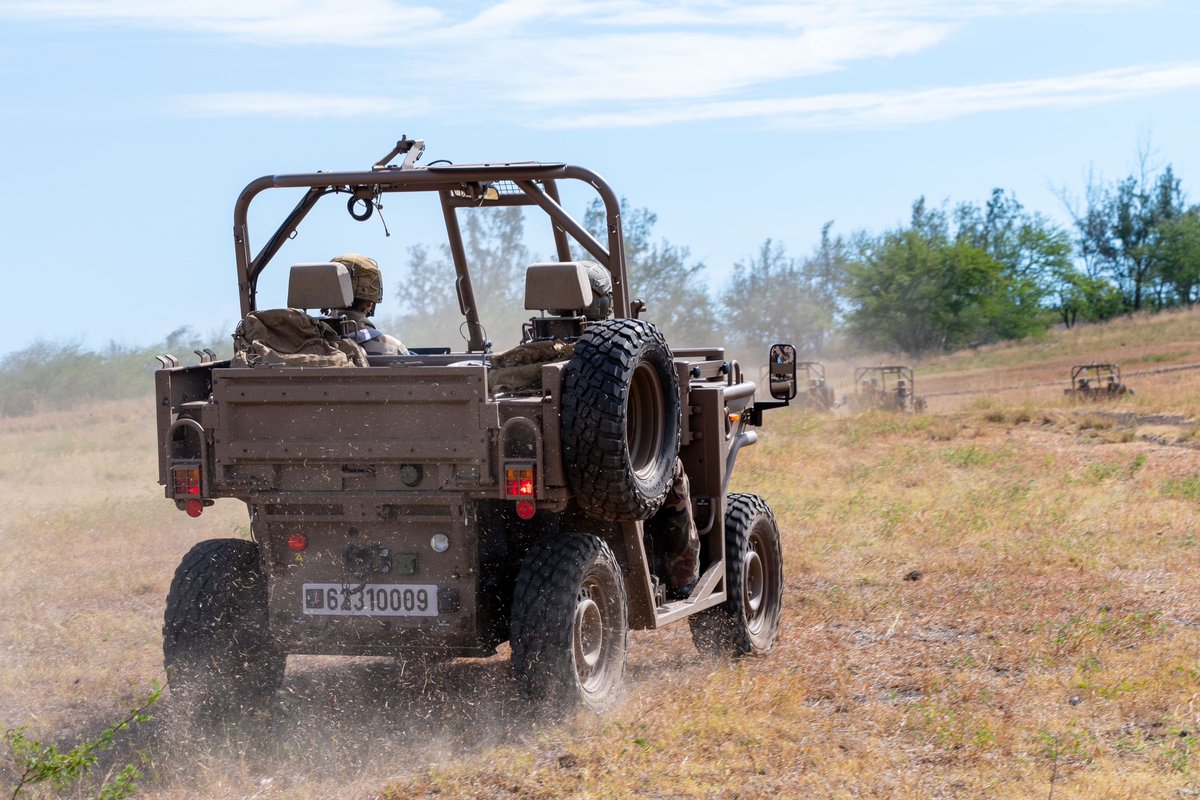 2eRpima's tweet image. #FARDIER #NEW 
Aérotransportable, aérolargable, héliportable et tout terrain, le tout nouveau véhicule FARDIER sillonne déjà les pistes de l’île intense 🇷🇪.
Taillé pour l’intervention en urgence, le 2e RPIMa 🇫🇷 forme ses paras à la conduite de ce nouvel engin ⚔️👊.
