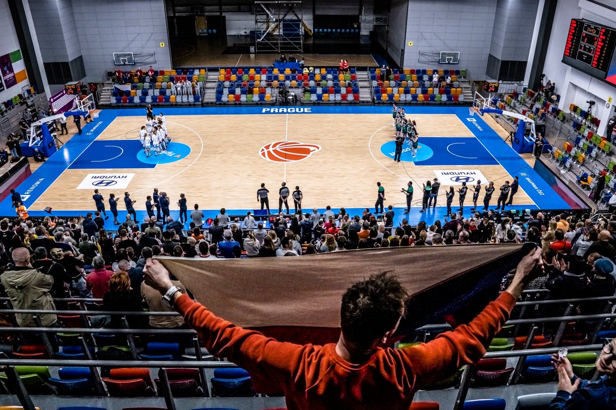 cz_basketball's tweet photo. Jsme rádi, že dlouhodobě spolupracujeme s 🎬 #livebros, protože nás to fakt baví a vás snad taky. 🎉 Kluci ještě před dvěma měsíci makali na zábavě pro fanoušky 🏀 MS #FIBAWC a už ve čtvrtek se postarají o vás na Královce. No není to další z důvodů, proč nechybět v hledišti? https://t.co/efOdDMXdTD