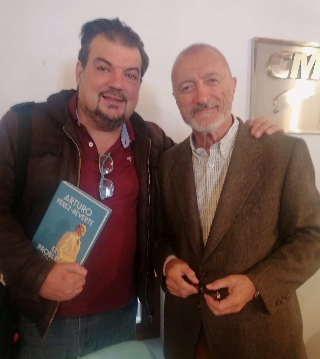 Esta maňana presentaba su nueva novela Arturo Pérez Reverté. Se titula "El problema final" y es un homenaje a grandes maestros de la novela negra como Agatha Christie.
Recomendable