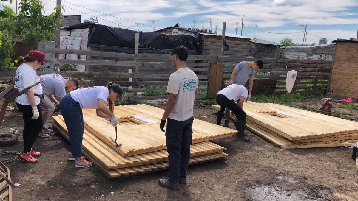 EstudioPortela's tweet photo. "La responsabilidad social empieza por casa". El último finde el equipo del @EstudioPortela participó en la construcción de una vivienda para una familia de #LaPlata bajo la organización y coordinación de @TECHOarg "Derecho a una vivienda digna"🇦🇷🏚️🔨 https://t.co/1PXgwBEGDu