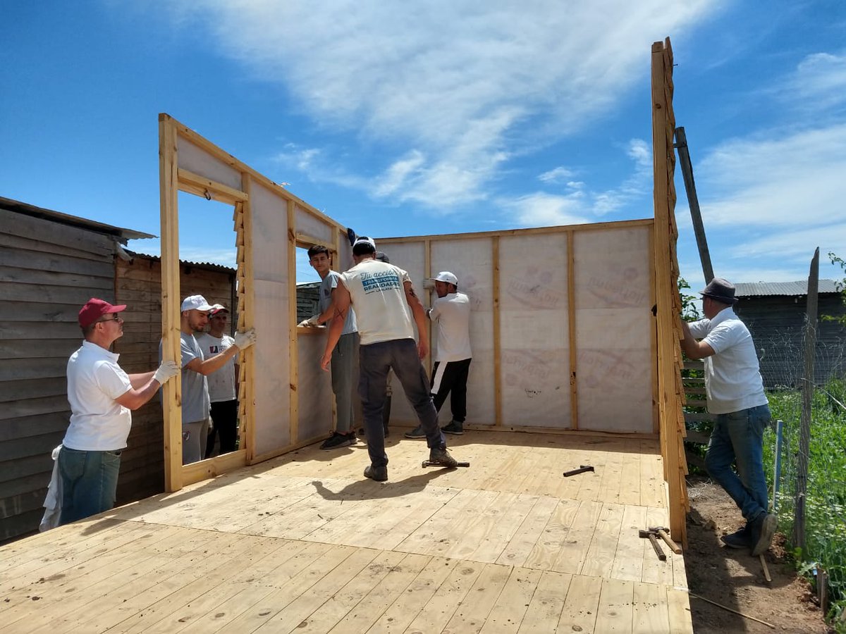 EstudioPortela's tweet photo. "La responsabilidad social empieza por casa". El último finde el equipo del @EstudioPortela participó en la construcción de una vivienda para una familia de #LaPlata bajo la organización y coordinación de @TECHOarg "Derecho a una vivienda digna"🇦🇷🏚️🔨 https://t.co/1PXgwBEGDu
