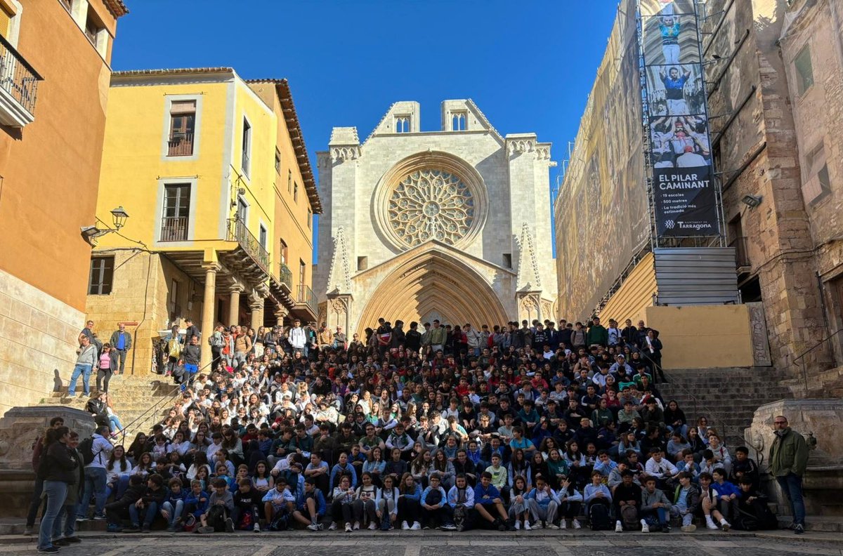 #ADMTWC #ESOC #POSTC #PAREPALAU23 a la Catedral hi falta gent! Fotografia de grup ESO, Batx. i Cicles Formatius! #somifemescola #viucarmelites