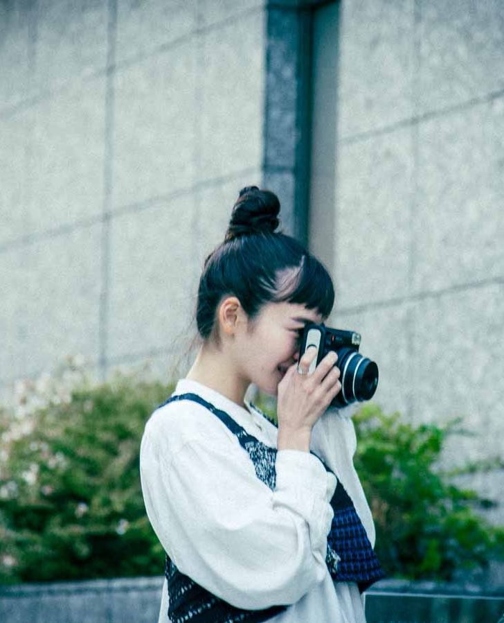 misato0305's tweet photo. FUJIFILM『instax SQUARE SQ40』で大好きな日常を切り取りました📸

サウナにおやつ、散歩中にみつけたビルの隙間にひそむ自然。
クロマニヨンズのレコード。

味のある写真がたくさん撮れて嬉しかった。そんな写真が大好き。

記事とともにぜひ😄
▶︎https://t.co/kC67vXQtF4 https://t.co/15AHRClg5f