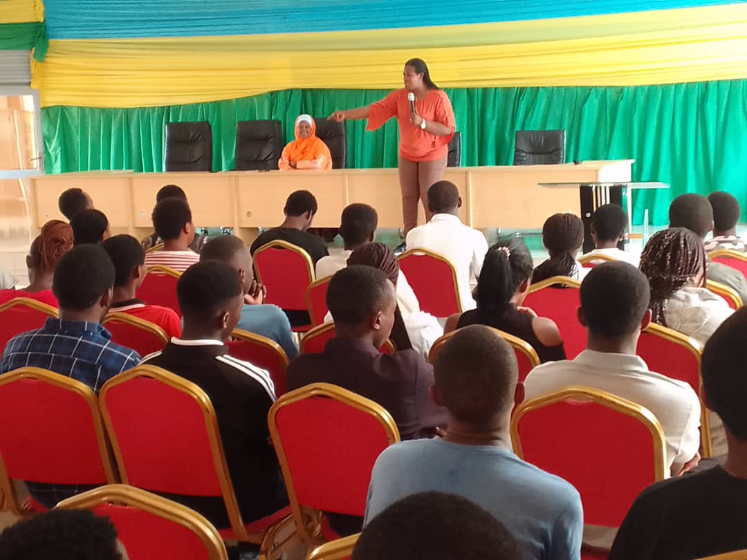 kimironkosecto6's tweet image. Uyu munsi mu Murenge wa @kimironkosecto6, muri service y'uburezi, ku bufatanye na #RTUC, mu rwego rwo gukomeza gushyira mu bikorwa gahunda ya Leta yo guteza imbere uburezi bw'imyuga, hatanzwe ikiganiro ku amahirwe ahari yo kwiga imyuga. cyahawe intore ziri ku rugerero.