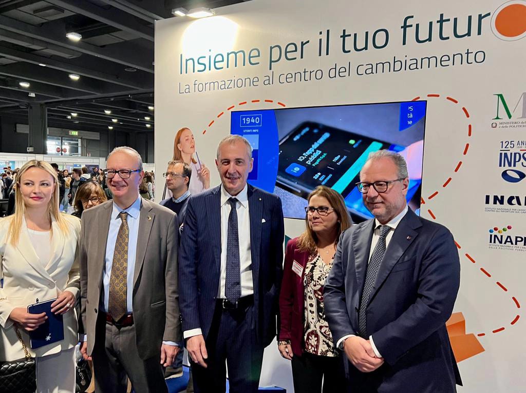 INPS_it's tweet photo. Allo stand #INPS di @ExpoTraining con il Ministro dell'istruzione @G_Valditara, Simona Tironi - Assessore formazione e lavoro Lombardia, @giorgiomule Deputato e Carlo Barberis - Presidente di #ExpoTraining.
#InpsInforma https://t.co/NFVotZRl4q