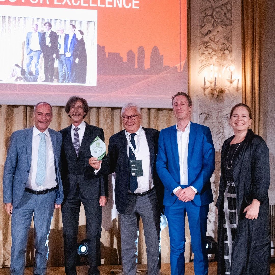 Scholen van Morgen wint twee prestigieuze vastgoedprijzen! 
Ons programma werd beloond met de Europese en de Global 'Award for Excellence 2023' uitgereikt door de Urban Land Institute. Zij bekronen uitmuntende bouwprojecten in de particuliere, openbare en non-profitsector. 🥳💪