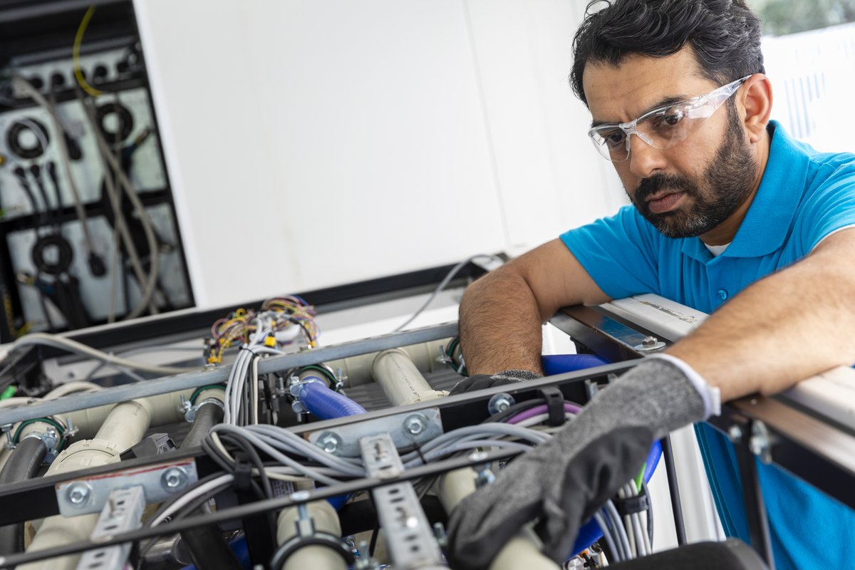 #DYK that we offer the entire scope of green alternatives for catenary-free lines, with both #battery and #hydrogen trains in passenger service? Learn more about our sustainable solutions for non-electrified lines from our experts below. ➡️ow.ly/jCxK50Q4tP0