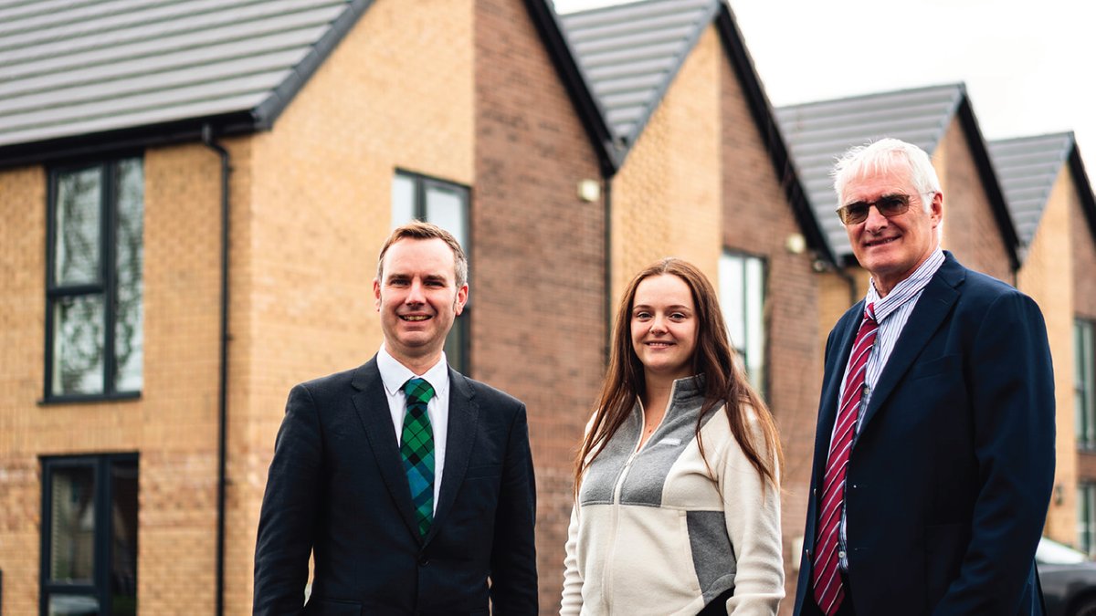 It was a pleasure to welcome @TraffordCouncil Leader Cllr @TomWRoss to The Shires, our fantastic housing development in Partington, Greater Manchester, to see the full transformation of the previously disused land. ow.ly/TpCR50Q4Yul