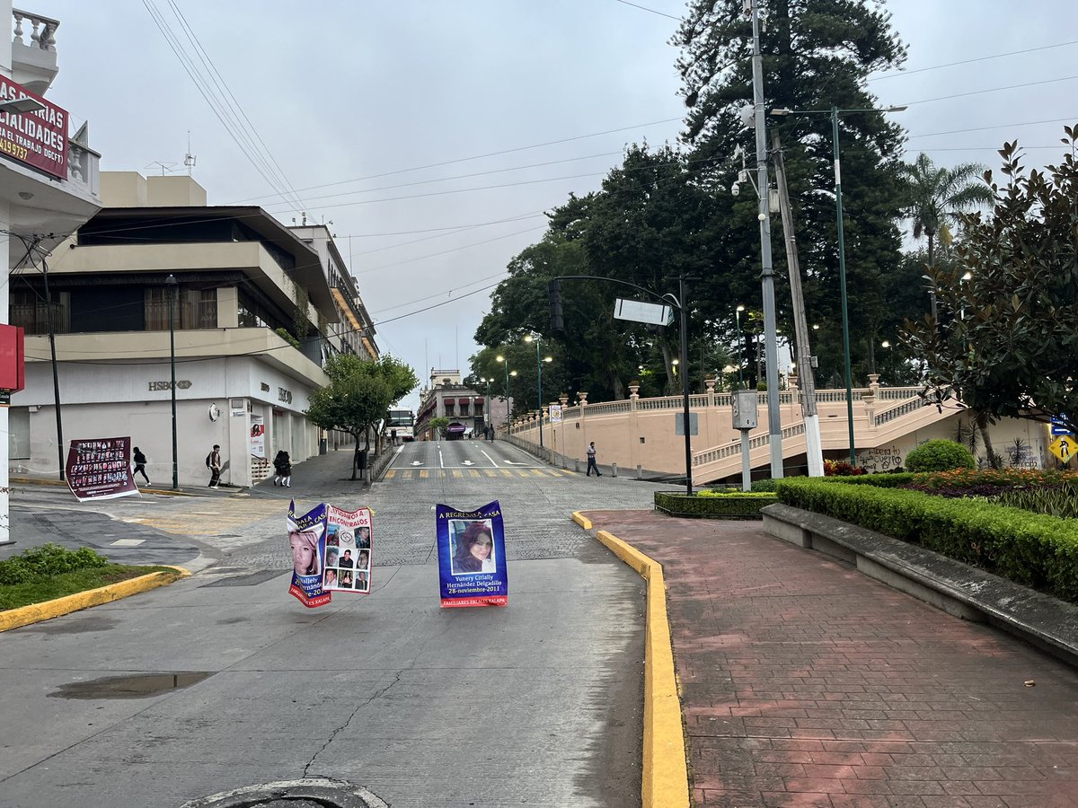 Perfil_Veracruz's tweet photo. ⚠️ Este martes se mantiene cerrado al paso vehicular el primer cuadro de la ciudad de #Xalapa, debido a la manifestación de colectivos de búsqueda de personas desparecidas de la entidad.

Anticipe su salida a sus actividades https://t.co/A85XYwSvVa