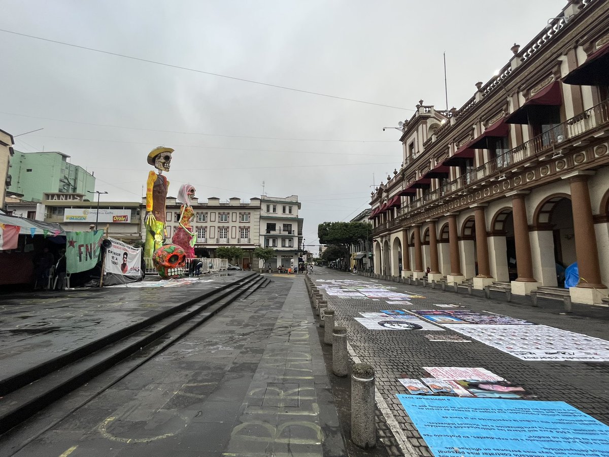 Perfil_Veracruz's tweet photo. ⚠️ Este martes se mantiene cerrado al paso vehicular el primer cuadro de la ciudad de #Xalapa, debido a la manifestación de colectivos de búsqueda de personas desparecidas de la entidad.

Anticipe su salida a sus actividades https://t.co/A85XYwSvVa
