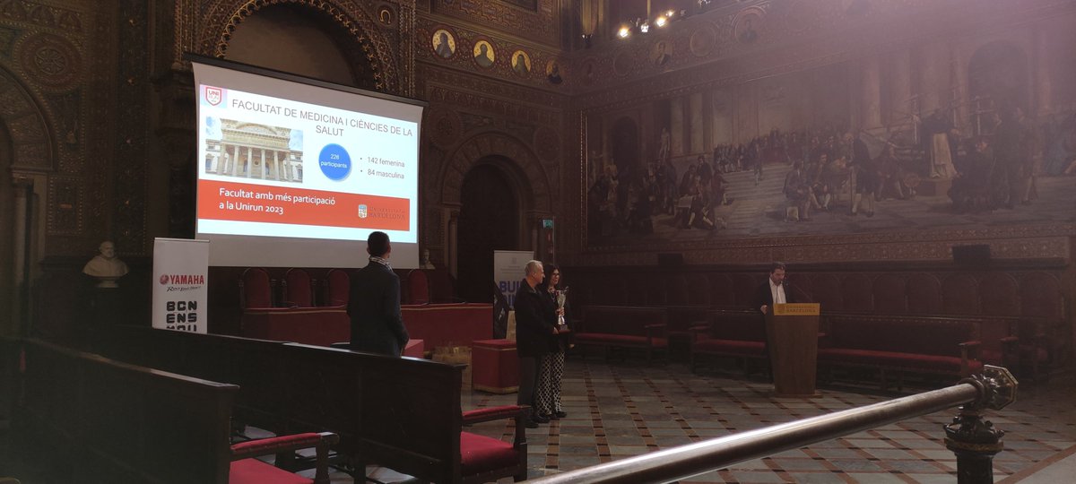 EsportsUB's tweet image. #EsportsUB | Donem pas al lliurament de plaques als millors esportistes individuals i de la copa a la facultat que ha aportat més esportistes a la #Unirun:

- Marta Sabaté Tormos 
- Víctor Ortiz Rivera 
- Facultat de Medicina

#EsportUniversitari @uniruncat @UniBarcelona