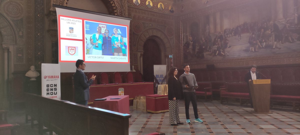 EsportsUB's tweet image. #EsportsUB | Donem pas al lliurament de plaques als millors esportistes individuals i de la copa a la facultat que ha aportat més esportistes a la #Unirun:

- Marta Sabaté Tormos 
- Víctor Ortiz Rivera 
- Facultat de Medicina

#EsportUniversitari @uniruncat @UniBarcelona